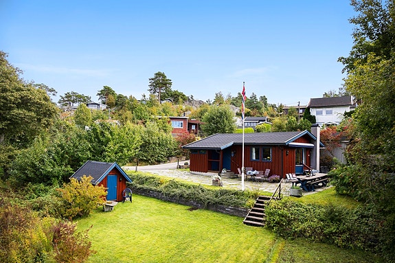 Utearealer rammes inn av trær, busker og frodige vekster, som skaper fin skjerming mot naboer.