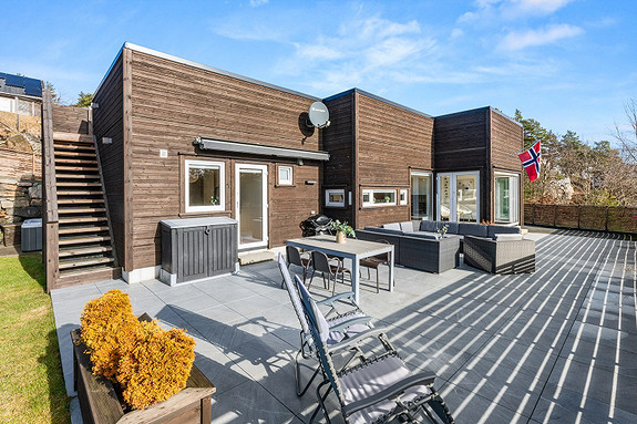 Utvendig finner man også trapp opp til en romslig takterrasse.