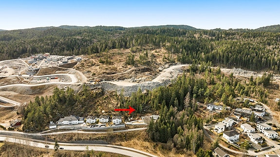 Aktiv Eiendomsmegling v/Solveig Granlund har gleden av å presentere Kirkebyvegen 69, en ubebygd råtomt i et attraktivt og veletablert boligområde på Kirkeby i Rælingen kommune.