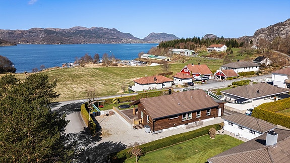 Eiendommen har en flott beliggenhet med nydelig sjøutsikt. Umiddelbar nærhet til grøntarealer og flott natur.