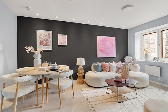 Attraktiv og delikat 3-roms selveier. Betydelig oppusset i 2019. Bad fra 2012. Flytt rett inn!