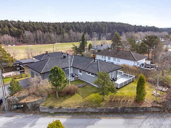 Meglerhuset Telemark har gleden av å vise frem denne innbydende og oppgradert familiebolig på Sundby