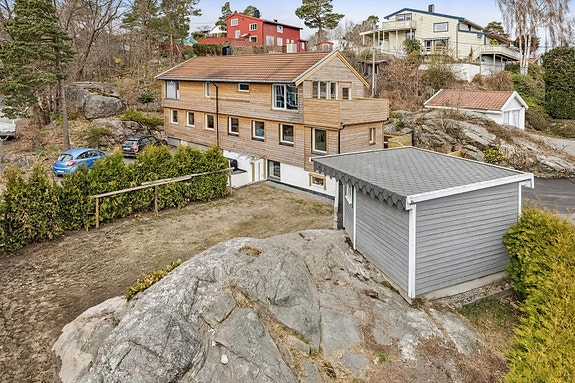 DNB Eiendom har gleden av å presenterer Kongleveien 1A! Her får du en betydelig oppusset og modernisert bolig i et rolig, etablert og barnevennlig område.