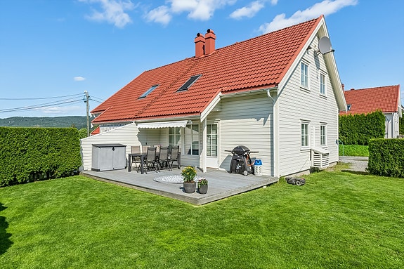 Eiendomsmegler Christine Sjødal presenterer Hagatjernveien 92. Koselig vertikaldelt tomannsbolig over 2 plan.