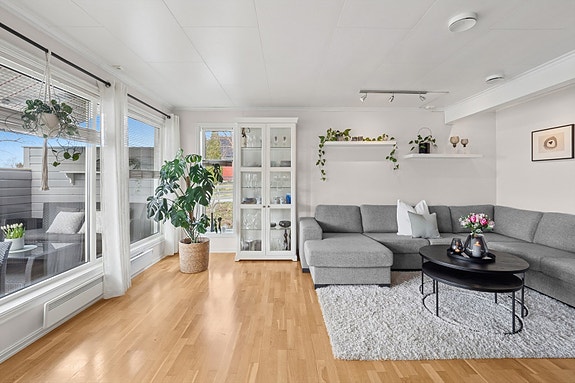 Velkommen til Øvre Elverhøy 14B! En innholdsrik leilighet over to plan