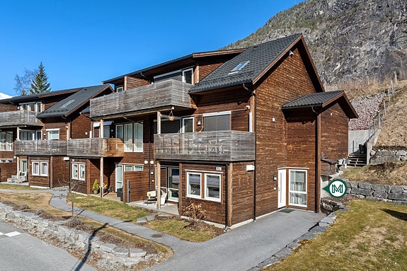 Eigedomen ligg sentralt plassert i rolege omgivelsar i Gaupne. Sørvendt med sol heile året.