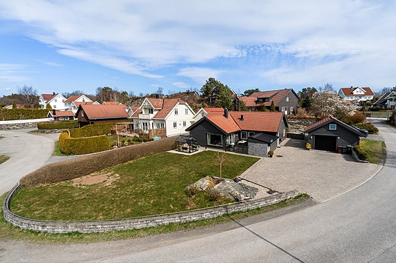 Velkommen til en solrikt og attraktivt beliggende enebolig i et etablert og svært barnevennlig gate! Eiendommen i Knudsmyr 33 består av en stor flott opparbeidet tomt, og har alt på en flate. Eneboligen er presentert av Ina Andersen for Sørmegleren.