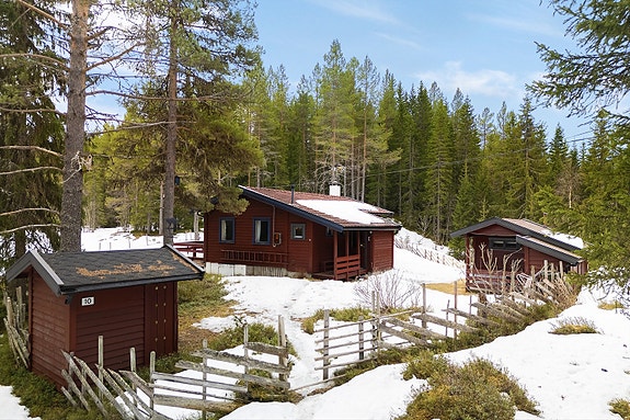 Velkommen til Djupdalsvegen 10! Et flott hyttetun med 2 anneks hvorav et i tilknytning til uthus. Eget dusjhus.