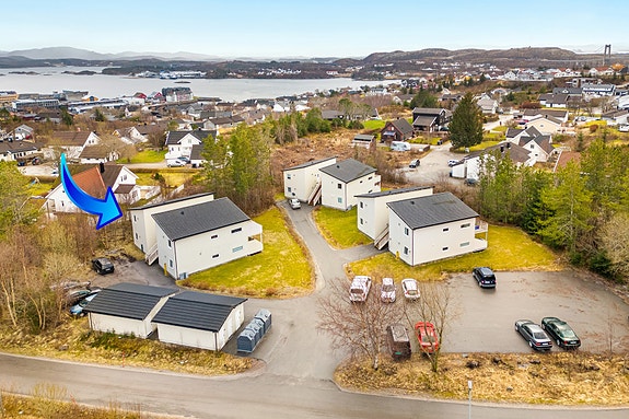 Beliggende i fine omgivelser på Byåsen, ca 1,7 km vest for Rørvik sentrum
