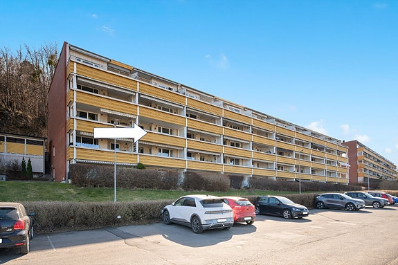 Boligen ligger i 3. etasje sett fra parkeringsplassen, men kun en trapp opp fra inngangspartiet.