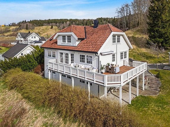 Enebolig - ligger fritt og høyt med flott utsikt og mye sol