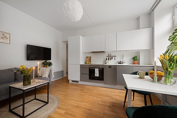 Velkommen til Amtmann Meinichs gate 14 A - En arealeffektiv og gjennomgående 3-roms andelsleilighet med sentral beliggenhet på Sandaker nær Storo.