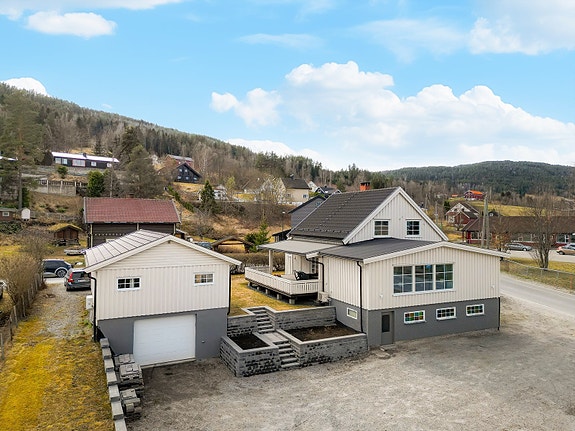 EiendomsMegler 1 v/Guro Borsodi Bakka presenterer Ola Lensmanns veg 2!
Frittliggende enebolig på en romslig og solfylt hjørnetomt i et barnevennlig og fint boligområde.