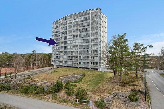 Velkommen til Slettheiveien 37 - en pen 2- roms leilighet med innglasset balkong! Leiligheten er beliggende i veldrevet borettslag med nærhet til flotte turområder og gode bussforbindelser