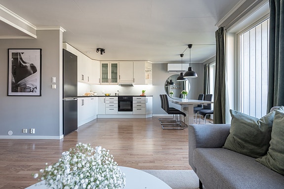 Orkideveien 20B er en fin bolig over to plan med god plass. Velkommen til visning!