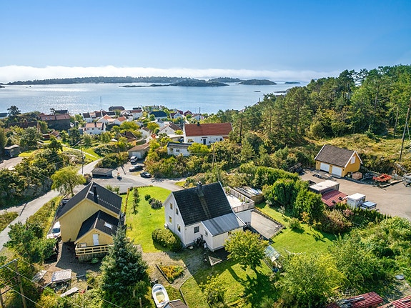 Velkommen til ekte Sørlandsidyll på Tromøy. Selåsveien 11 er en attraktiv eiendom i sjønære og idylliske omgivelser. Her bor man i et sjarmerende nabolag med i hovedsak sjarmerende trehusbebyggelse.