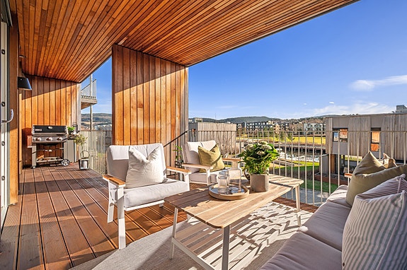 EiendomsMegler 1 v/Frank Robert Bae har gleden av å presentere en særdeles flott 3-roms selveierleilighet beliggende i populære Havseilervegen på Grilstad Marina!