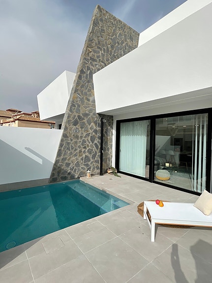 Nøkkelferdig! Tomannsbolig med eget basseng  | 3 soverom og 2 bad | Flott uteplass og kort vei til stranden!