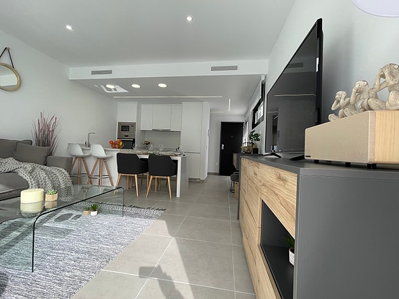 Nøkkelferdig! Tomannsbolig med eget basseng  | 3 soverom og 2 bad | Flott uteplass og kort vei til stranden!