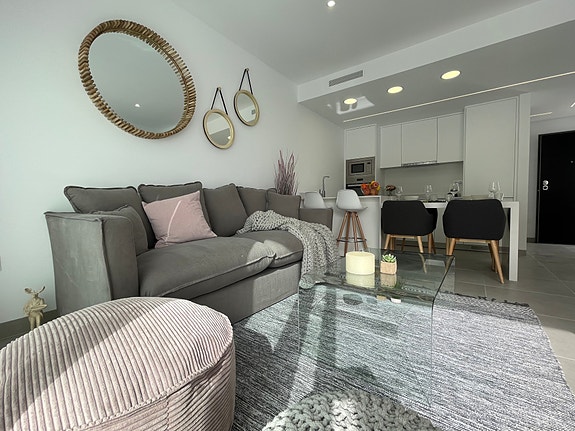 Nøkkelferdig! Tomannsbolig med eget basseng  | 3 soverom og 2 bad | Flott uteplass og kort vei til stranden!