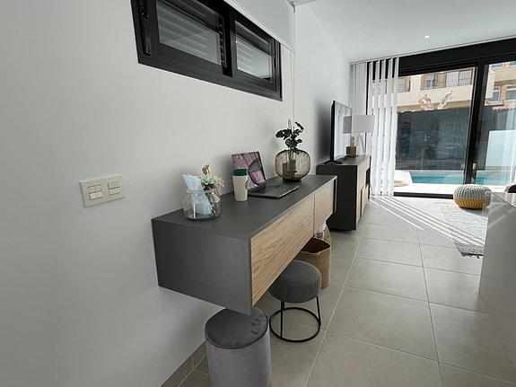 Nøkkelferdig! Tomannsbolig med eget basseng  | 3 soverom og 2 bad | Flott uteplass og kort vei til stranden!