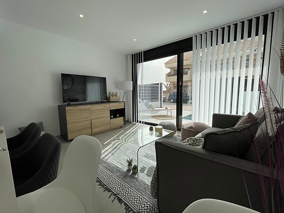 Nøkkelferdig! Tomannsbolig med eget basseng  | 3 soverom og 2 bad | Flott uteplass og kort vei til stranden!