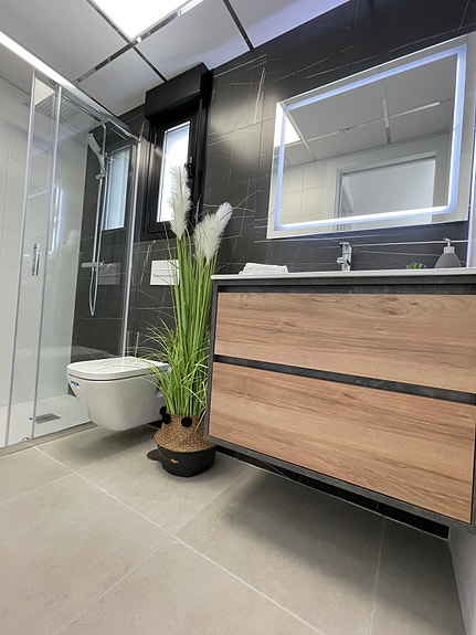 Nøkkelferdig! Tomannsbolig med eget basseng  | 3 soverom og 2 bad | Flott uteplass og kort vei til stranden!