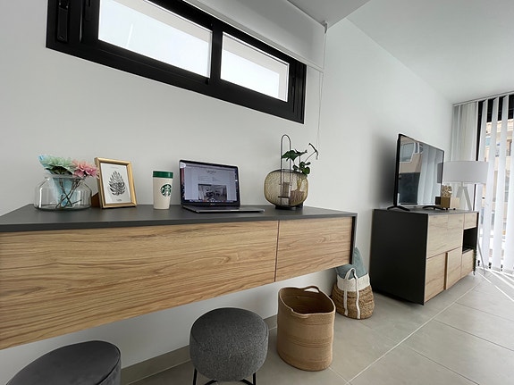 Nøkkelferdig! Tomannsbolig med eget basseng  | 3 soverom og 2 bad | Flott uteplass og kort vei til stranden!