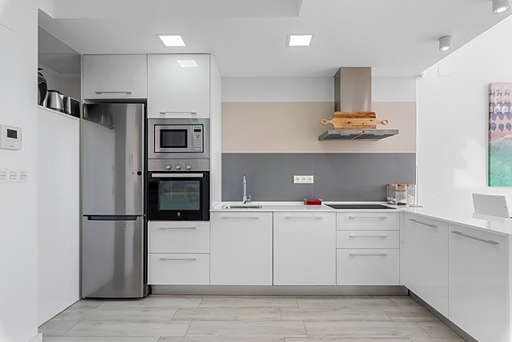 Klar til innflytting | Villa i populært område | Flott uteplass med eget basseng | Takterrasse