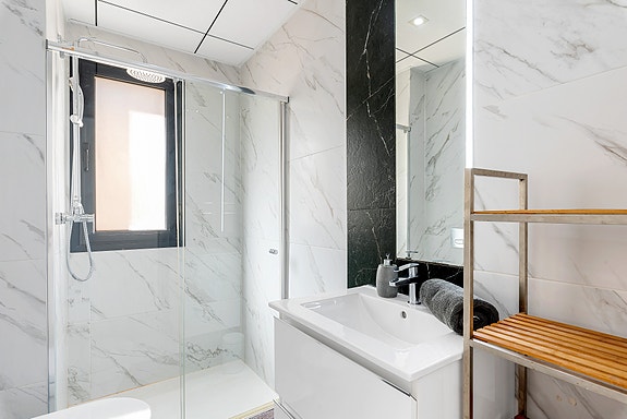 Klar til innflytting | Villa i populært område | Flott uteplass med eget basseng | Takterrasse