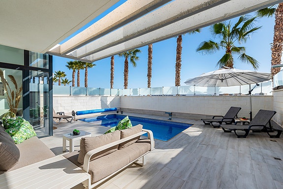 Klar til innflytting | Villa i populært område | Flott uteplass med eget basseng | Takterrasse