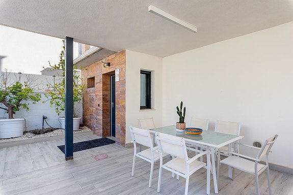 Klar til innflytting | Villa i populært område | Flott uteplass med eget basseng | Takterrasse