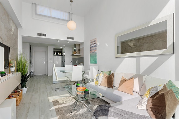 Klar til innflytting | Villa i populært område | Flott uteplass med eget basseng | Takterrasse