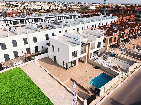 Råflott villa med 4 soverom og 3 bad | Attraktiv beliggenhet | Kort vei til nydelig strand | Høye kvaliteter