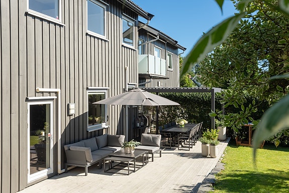 Uteplassen er opparbeidet med platting, gress og blomsterbed. Uteplassen vender mot sør og byr på sol hele dagen.