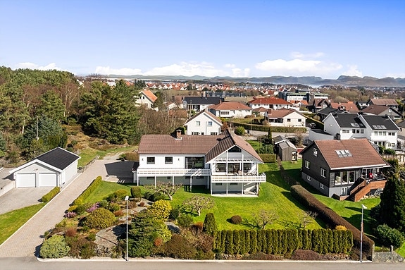 Velkommen til Øvre Vågen 24, en flott eiendom med svært sentral og etterspurt beliggenhet på Hundvåg.