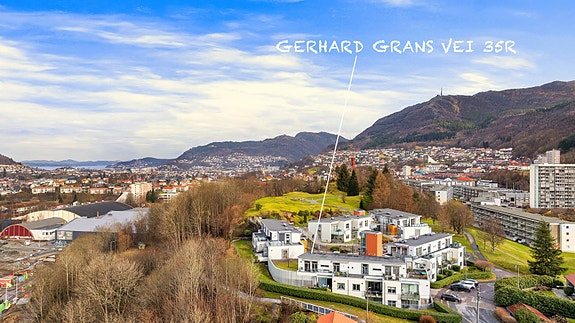 Lys og romslig 3-roms | Topp- og endebeliggenhet | Solrik terrasse | Fast garasjeplass og heisadkomst | Senior bolig 50+