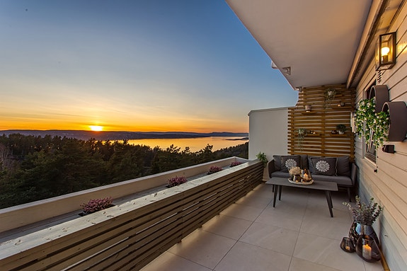 Velkommen til Nordåssløyfa 10 og denne fantastiske utsikten i en flott 4(5)roms leilighet presentert av Daniel Bigom v/ PrivatMegleren Atrium