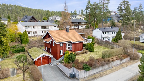 Velkommen til Solkollen 19! En arkitekttegnet enebolig med i rolig gate med kort gangavstand til Kolbotn sentrum.