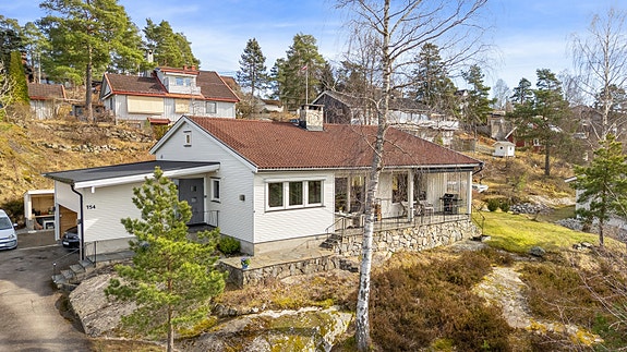 Bekkeliveien 154 - innholdsrik familiebolig beliggende på en høyde med flott utsikt og gode solforhold