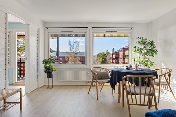 Privatmegler Anya Martinsen har gleden av å presentere Hallagerbakken 12A