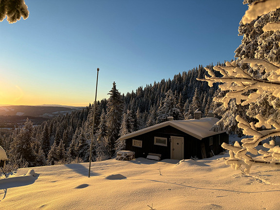 Velkommen til Oppåstøvegen 92, Fåvang østfjell. Hytta er frittliggende med god avstand til nærmeste hyttenabo