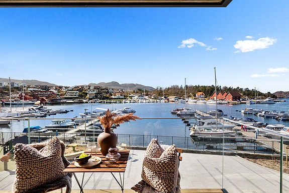 Velkommen til Hommersåk Terrasse 33 - en moderne 3-roms andelsleilighet i andre etasje, idyllisk beliggende helt i sjøkanten.