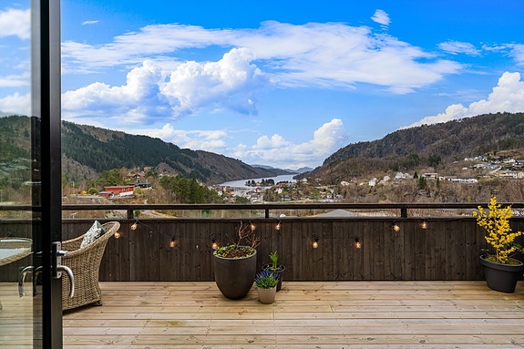 Aktiv Eiendomsmegling v/ Aleksander Lenning har gleden av å presentere en lekker leilighet i Fugledalen Terrasse!