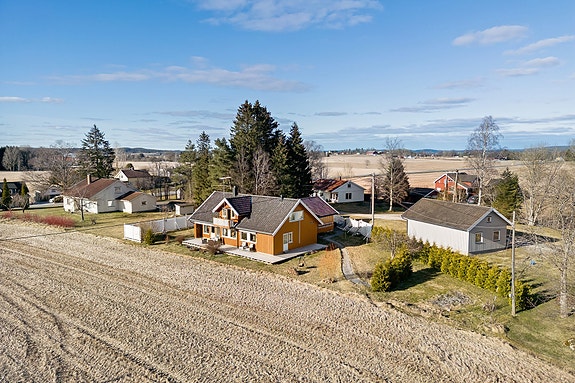 Ligger i landlige omgivelser med åker som nabo.(Fasadefarge er redigert)