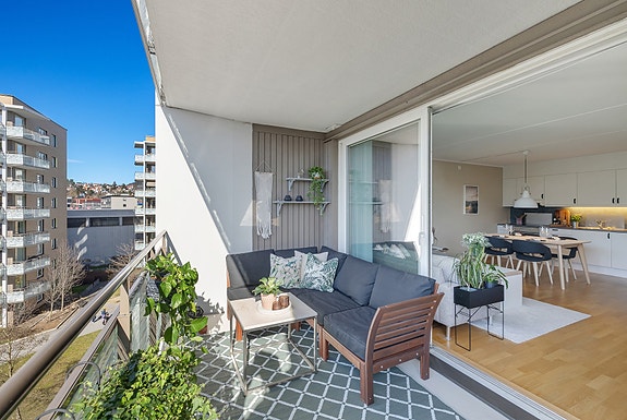 Innbydende 2-roms selveier med solrik balkong på 12 kvm. Beliggende i 6. etg med heis.