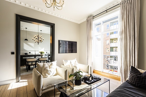 Velkommen til Neuberggata 18A, en lys, gjennomgående og stilren klassisk 4(5)-roms med 2 balkonger, supre solforhold og peis. Svært attraktiv beliggenhet midt mellom Majorstuen og Vestkanttorget med alt man trenger rett utenfor døren.