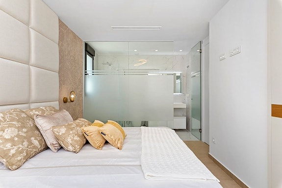 Villa med attraktiv beliggenhet nær stranden | 3 soverom, 3 bad og lekkert uteområde