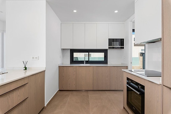 Villa med attraktiv beliggenhet nær stranden | 3 soverom, 3 bad og lekkert uteområde