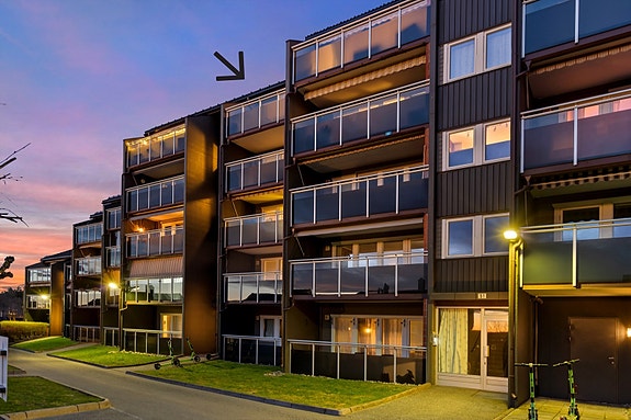 Velkommen til Frøyas gate 49 - Vestvendt 2-roms toppleilighet med gode solforhold - garasjeplass og gangavstand til sentrum!